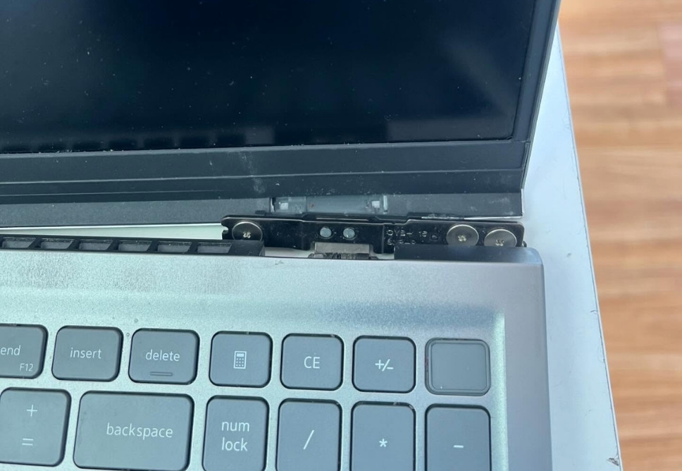 Thay Bản Lề Laptop Giá Rẻ Lấy Ngay Ở Quận 7