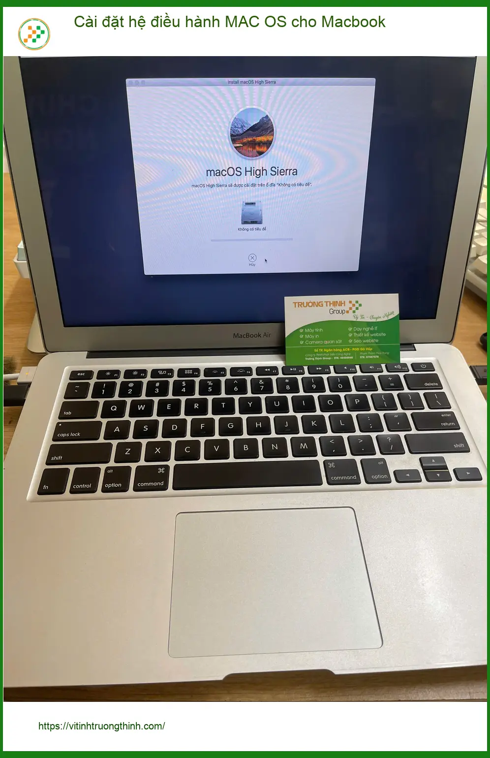 Cô Diệu nhân viên marketing gấp rút cài MAC OS cho Macbook Thủ Đức