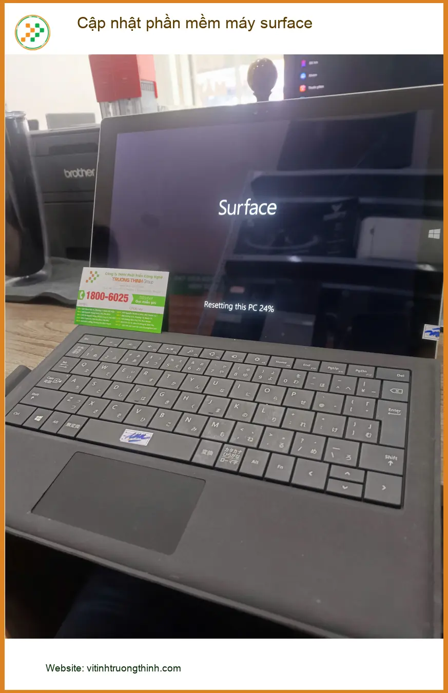 Cô Trâm hài lòng khi được cập nhật phần mềm máy surface Quận Tân Phú ảnh thực tế 2