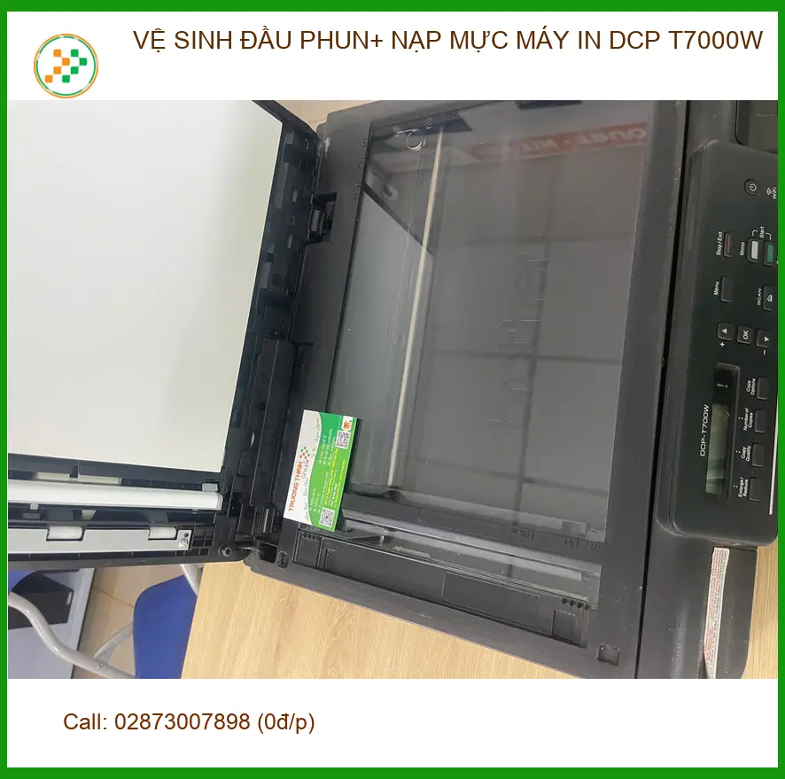 Em Duy sinh viên vệ sinh, nạp mực máy in DCP T7000W quận Phú Nhuận